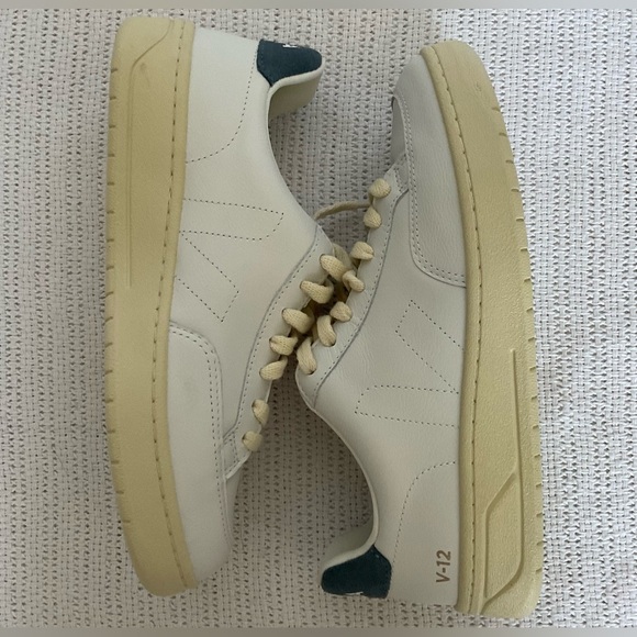 Veja White and Cream Sneakers for Casual Elegance - Picture 9 of 9